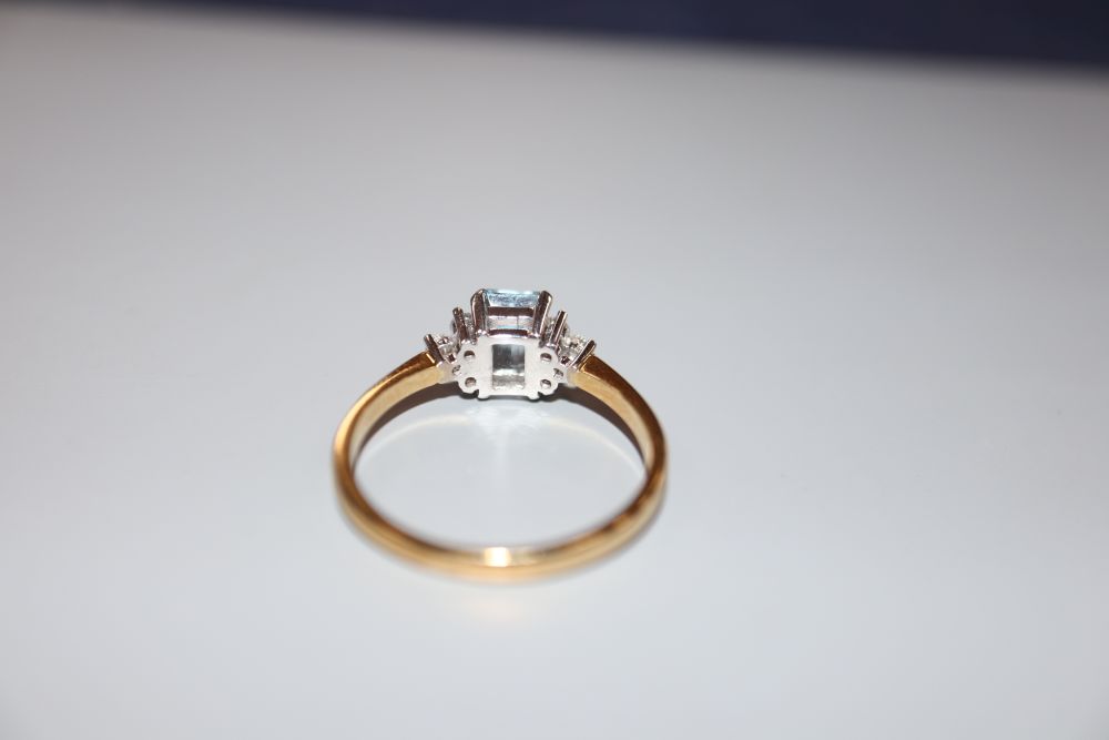 A modern 18ct gold aquamarine and diamond set dress ring, size R, gross 3.4 grams.